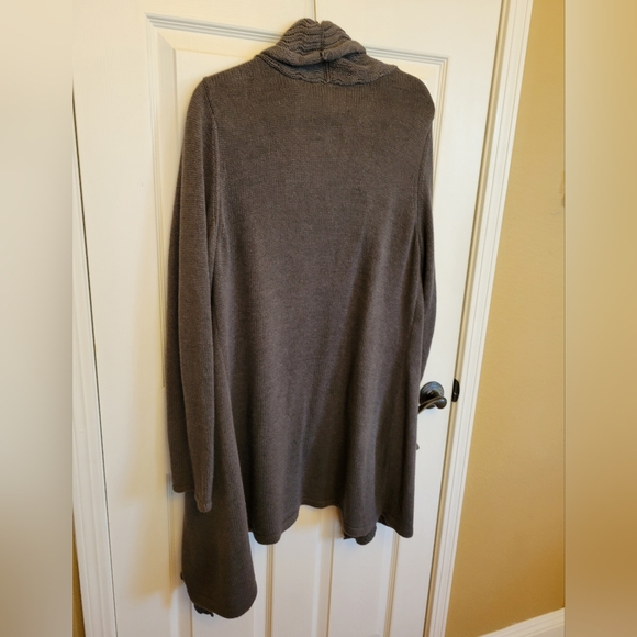 Leo & Nicole Thick Gray Sweater Cardi w/Flattering Knit & Crochet Detailing - Picture 9 of 13